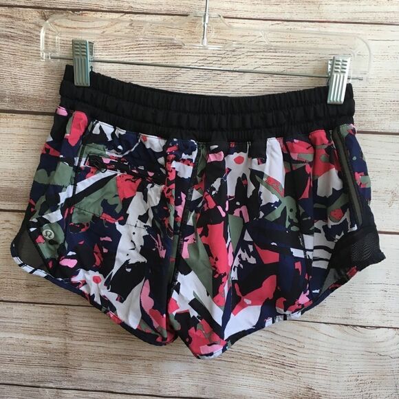 ‎LULULEMON SHORTS IN BLACK FLORAL PRINT - Picture 4 of 5